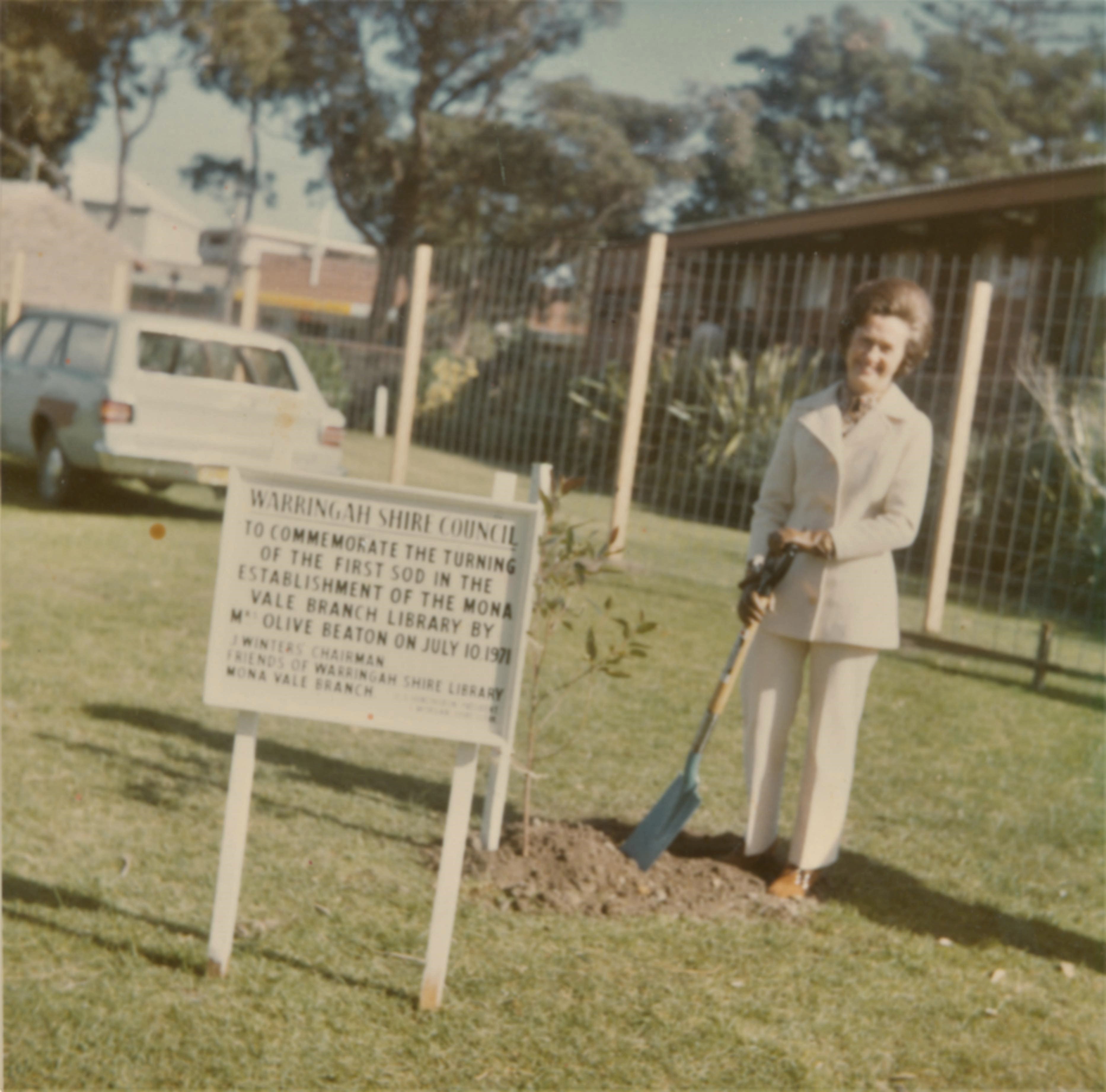MV_401_Olive_Beaton_turning_the_first_sod_in_the_establishment_of_the_Mona_Vale_Library_1971.jpg