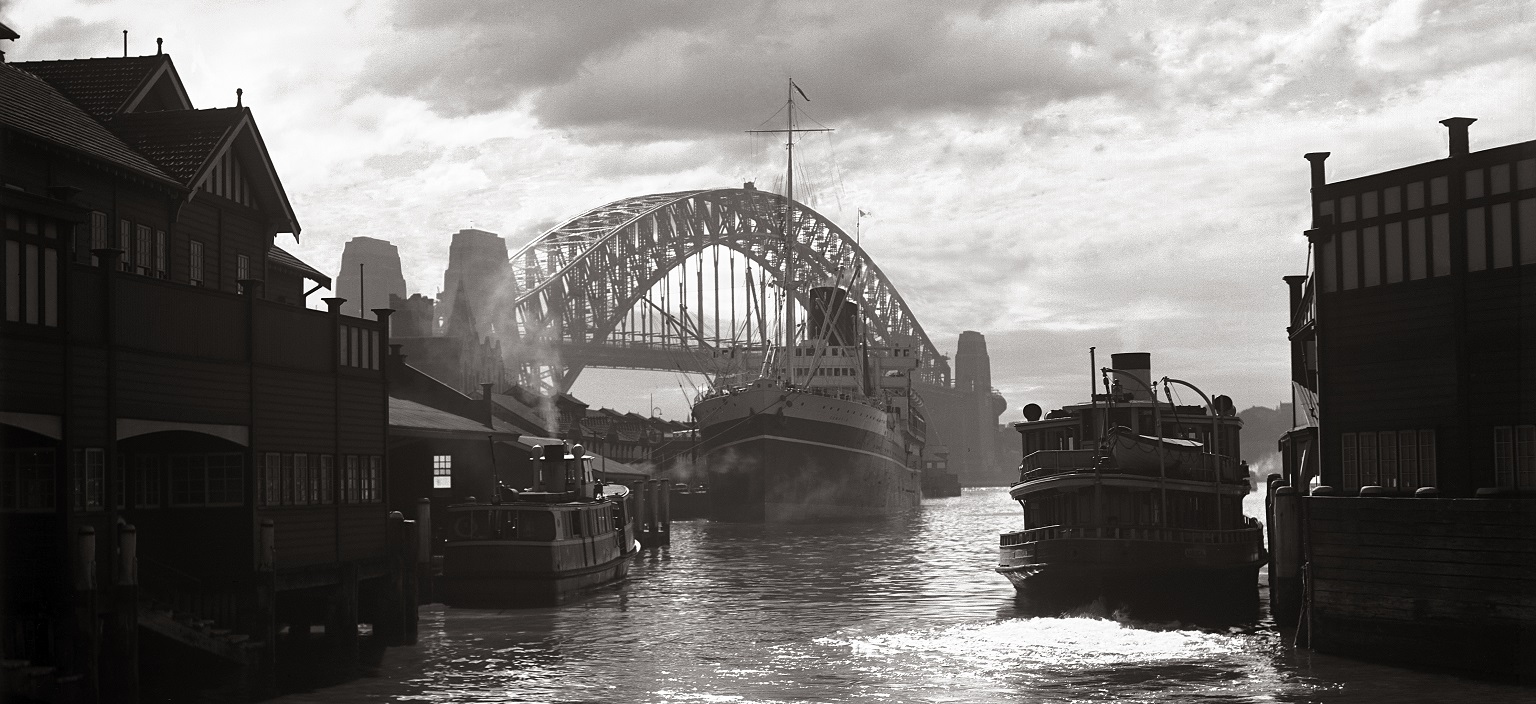 Frank_Hurley_View_of_the_Harbour_Bridge_from_Circular_Quay_-_cropped.jpg