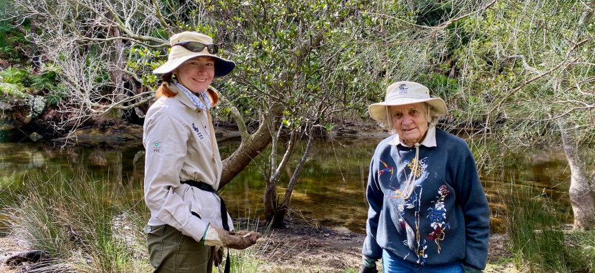 2 volunteers at Currawong