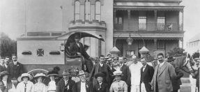 Group of dignitaries outside the former Manly Town Hall 1913.jpg