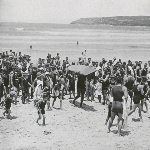 1._Frank_Bell_1884-1923_Crowd_surrounding_Duke_Kahanamoku_Freshwater_Beach_1915_photograph_PO715.jpg